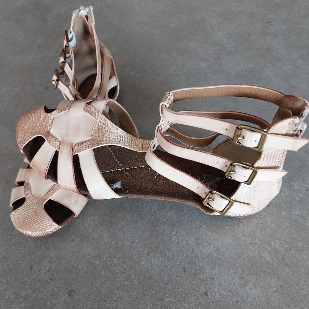 ZUKA Women's Laser Cut Strappy Sandals w/Back Zipper Beige/Metallic Gold 8M